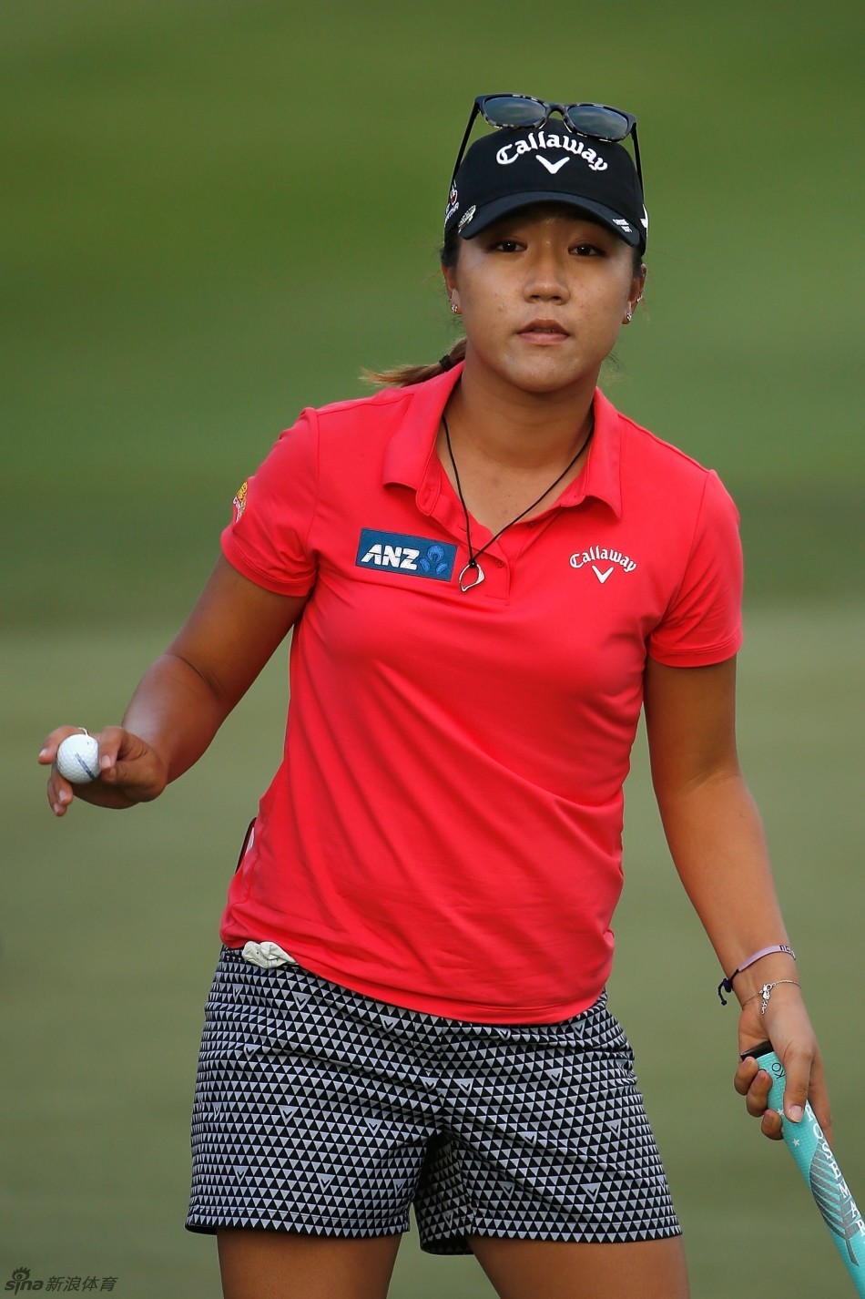 高宝璟在比赛中全神贯注地挥杆，动作干净利落，充满冠军气质。