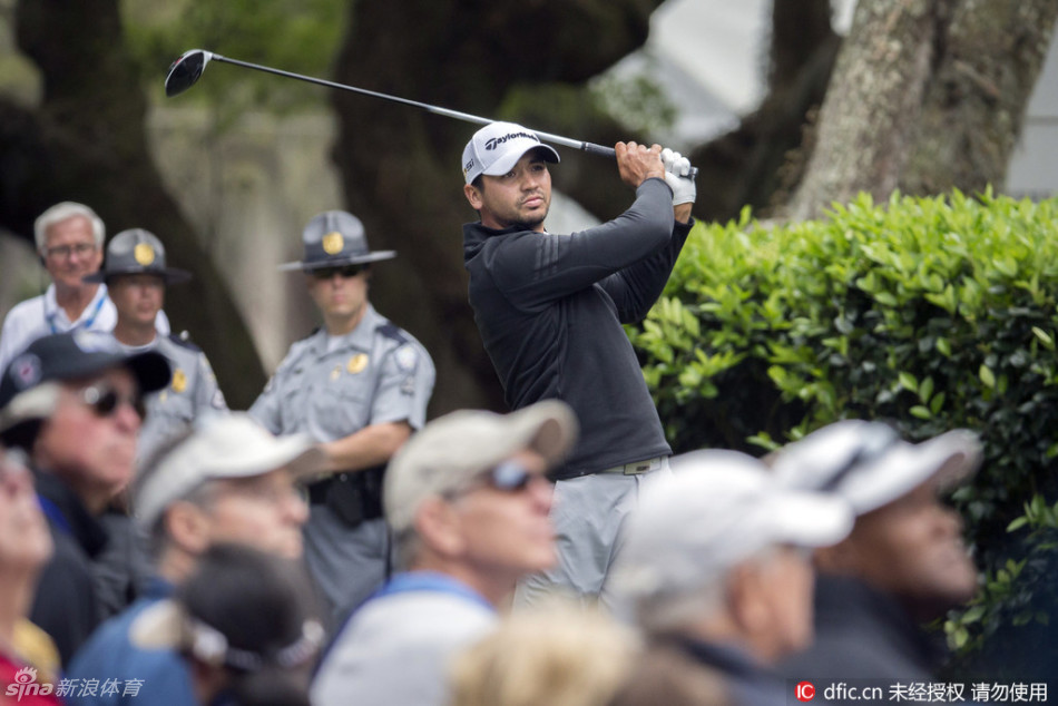 布赖森·德尚博以充满力量感的姿势向观众示意，仿佛一位指挥官在宣告对球场的掌控