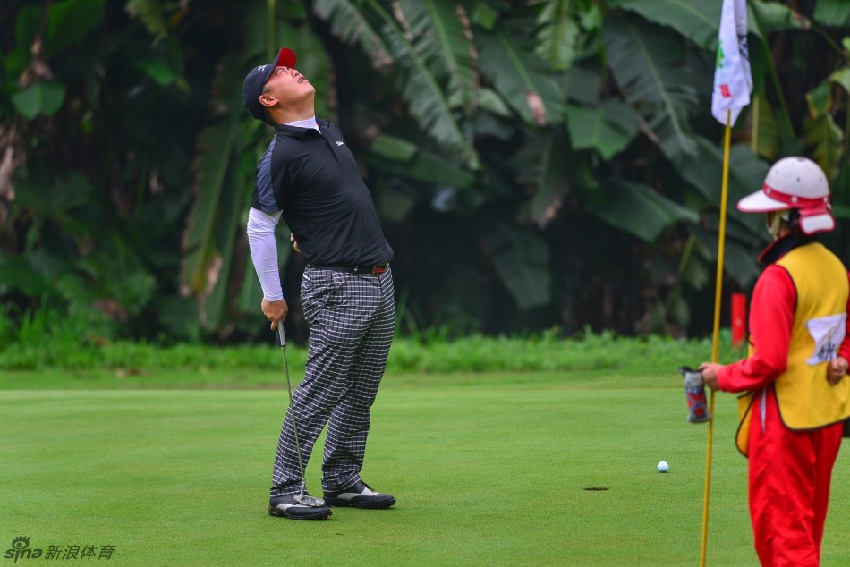 雨中凝视球道的女球员，雨丝划过她专注的侧脸，手中球杆紧握如剑