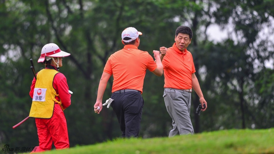 清华金融队友雨中围拢研讨战术，湿透的计分卡上笔迹坚毅，如同勾勒战局的地图