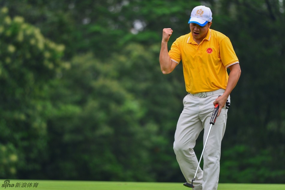 铿锵玫瑰雨中挥杆瞬间，身体扭转充满张力，雨幕成为她力量迸发的最佳背景