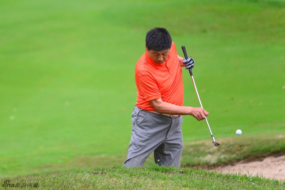 队友并肩行走在湿润球道上，背影坚定而和谐，脚下是通往挑战与荣耀的漫漫长路
