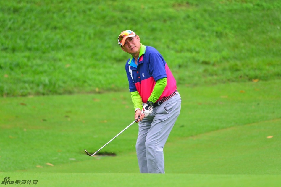 赛后笑容如释重负，汗水雨水交织的脸上，闪耀着超越胜负的满足与友谊之光