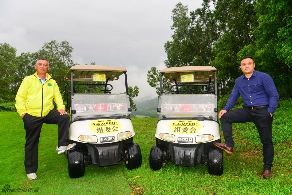团队合影时刻，紧紧相拥的身影背后是辽阔球场，风雨洗礼后的情谊与荣耀永驻