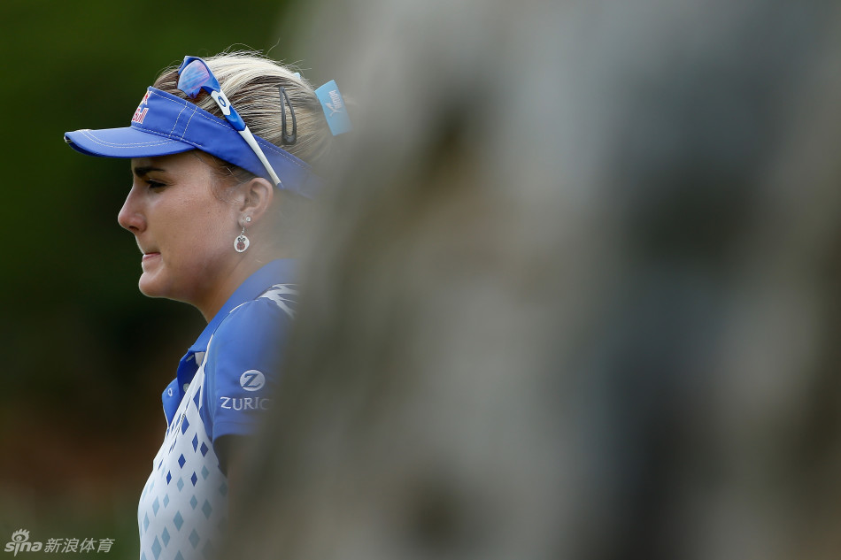 世界第一高宝璟凝神观察果岭,冷静分析推杆路线,展现顶级球手的专注