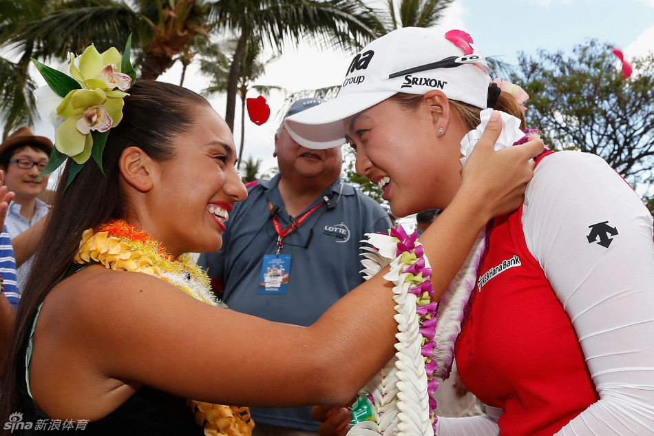 美国球星莱克西·汤普森在赛后陷入沉思,手扶球杆的背影略显落寞