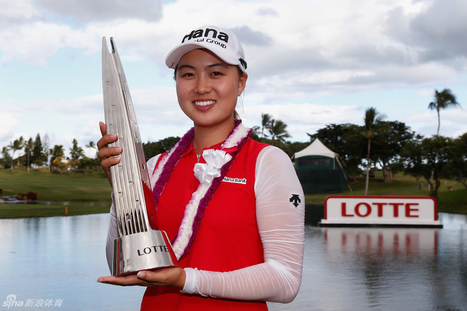 在夏威夷风情浓厚的颁奖仪式上,色彩斑斓的鲜花花环被戴在冠军李旻智的颈间