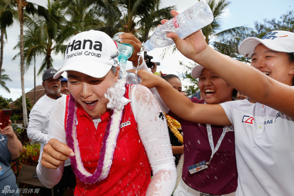 李旻智绽放出灿烂笑容,双手稳稳托起冠军奖杯,身后是夏威夷的碧海蓝天