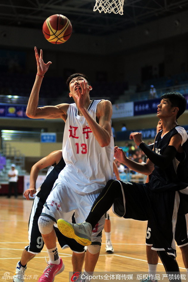CBA全明星的璀璨灯光下，年轻球员以一记势大力沉的单手劈扣，将北区星锐队的激情彻底点燃，全场沸腾。