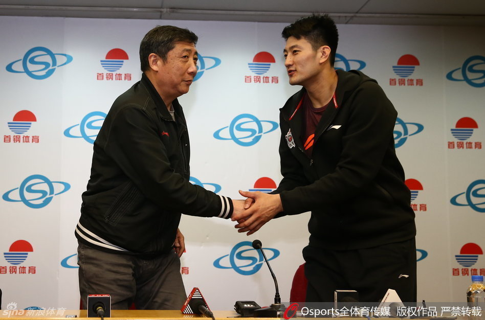 镜头捕捉到一个有趣的背面特写，新赛季的11号大字清晰地印在段江鹏的背上，仿佛预示着他将背负起球队外线进攻的重任。