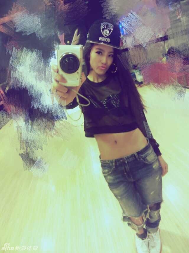 作为炫舞团的颜值担当，晓华随意搭配的休闲装也能勾勒出完美身材线条，涂抹防晒霜的日常瞬间散发着健康性感的魅力。