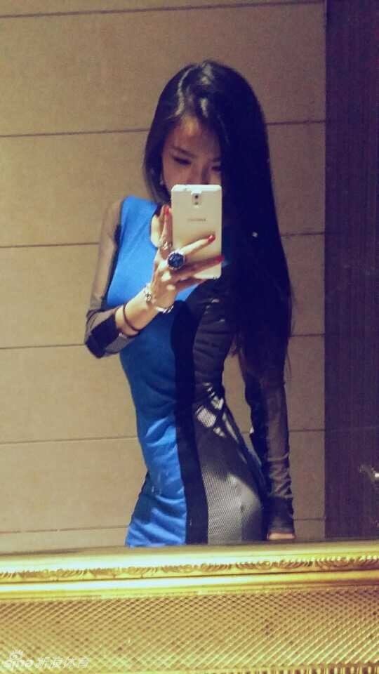 深圳烈豹炫舞团舞者晓华在啦啦队的战场上，紧身运动装勾勒出完美腰身，潮流穿搭与健美身材相得益彰。