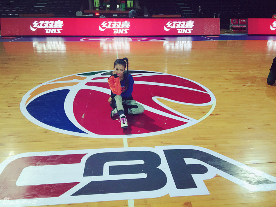 晓华身穿性感透视装搭配烈焰红唇，展现全明星赛惹眼身材，为深圳烈豹的主场增添了极具魅力的潮流时尚气息。