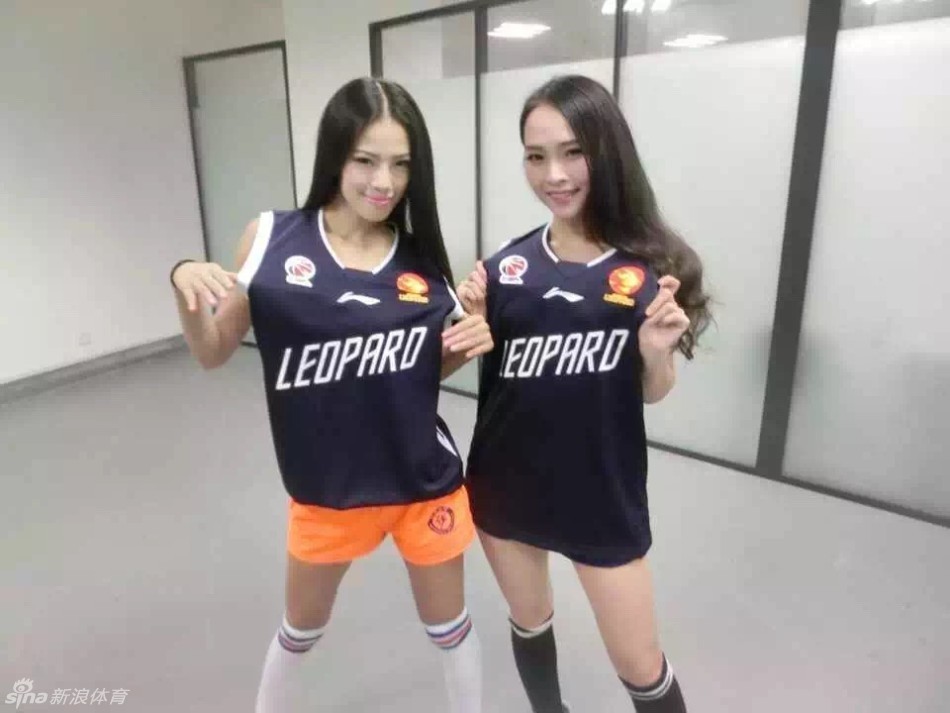 炫舞团成员晓华在后台对镜自拍，紧身背心短裤勾勒出迷人腰身，随意中透着经过千锤百炼的舞者身材美感。