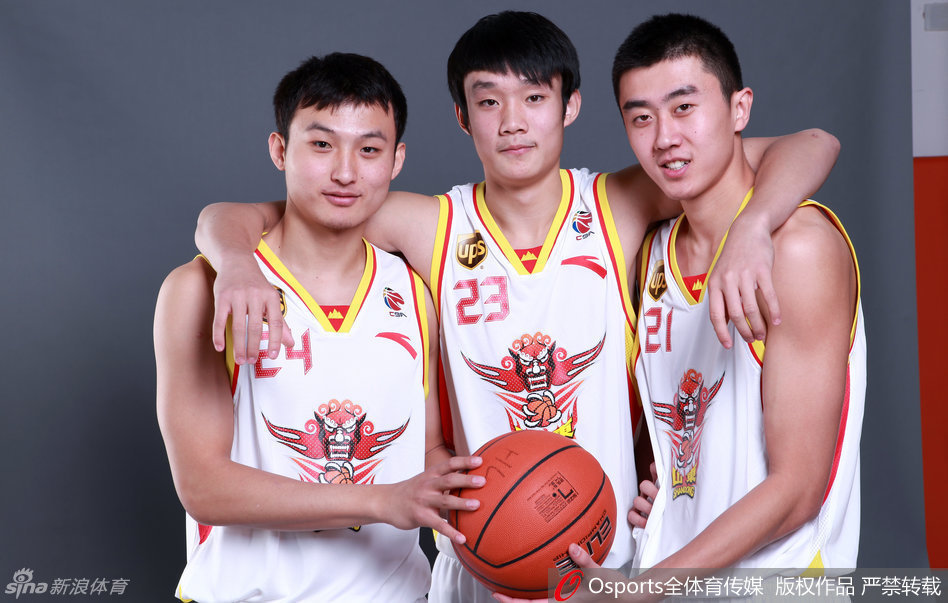 王汝恒与丁彦雨航在场边神情专注地交流，两人眼神交汇间，是多年并肩作战培养出的无声默契。