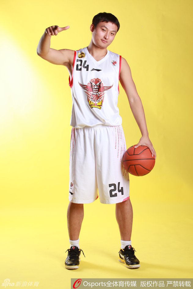 比赛中王汝恒如利刃般撕开防线，他那标志性的突破上篮瞬间，身体在空中舒展成一道美丽的弧线。