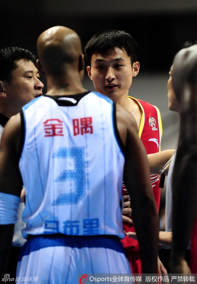 转会四川后重返山东主场，王汝恒在罚球线上神情复杂，面对昔日为他欢呼的球迷，他此刻只为现在的球队而战。