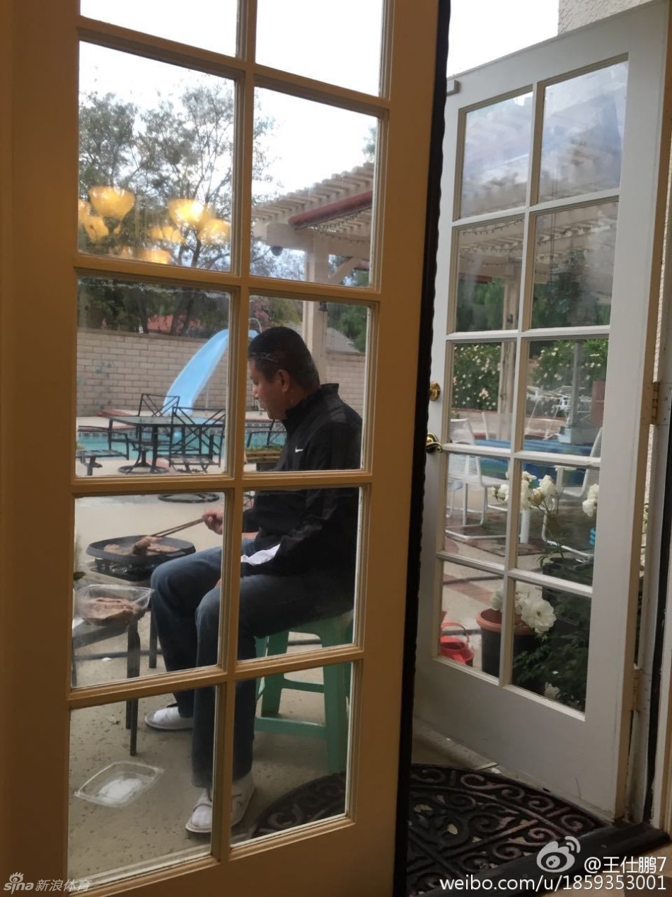 王仕鹏悄悄举手机抓拍，捕捉到易建联低头夹菜与友人侧耳倾听的生动神情，席间谈笑声仿佛溢出画面