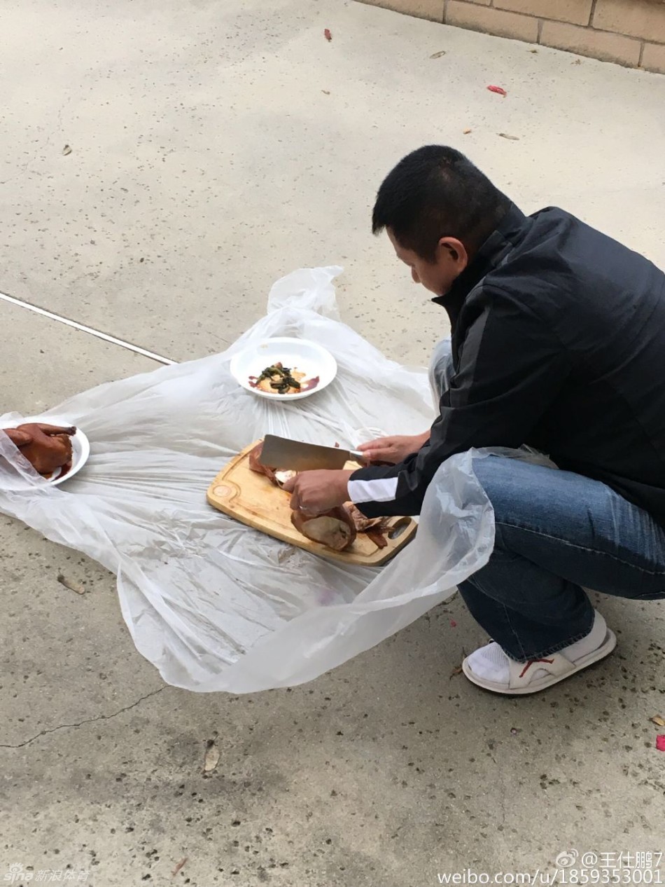 桌上两瓶茅台酒瓶身已见底，众人面前碗筷狼藉，背景里大家举杯碰撞，记录下欢聚畅饮后的圆满尾声