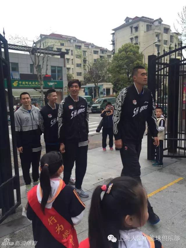 变身教练的葛暘在场边神色专注，正大声指挥着白队小球员的跑位与防守，颇有将帅风范。