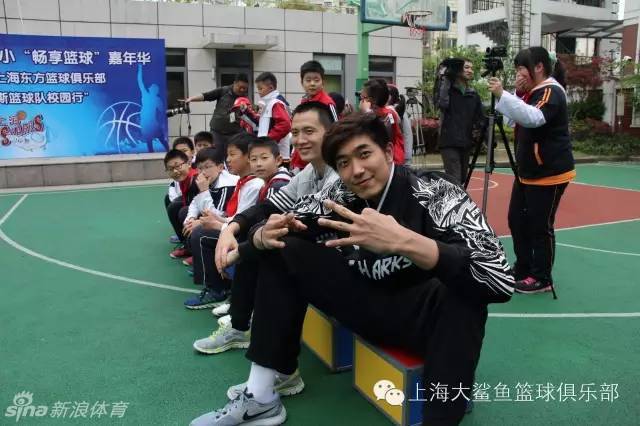 吴冠希在场边化身激情啦啦队长，为小球员呐喊助威，但他那专注又高大的身影却透出一股别样的喜感。