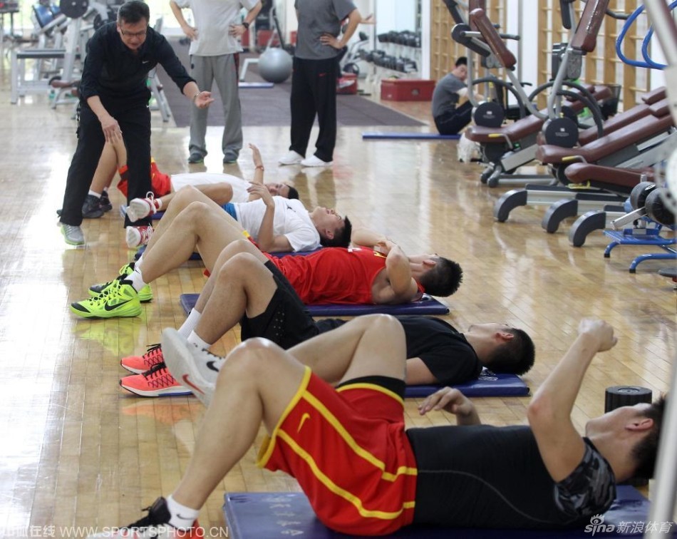 丁彦雨航对着镜子仔细纠正投篮手型，眼神专注而坚定，他正在为了对美国队的首战积蓄力量。