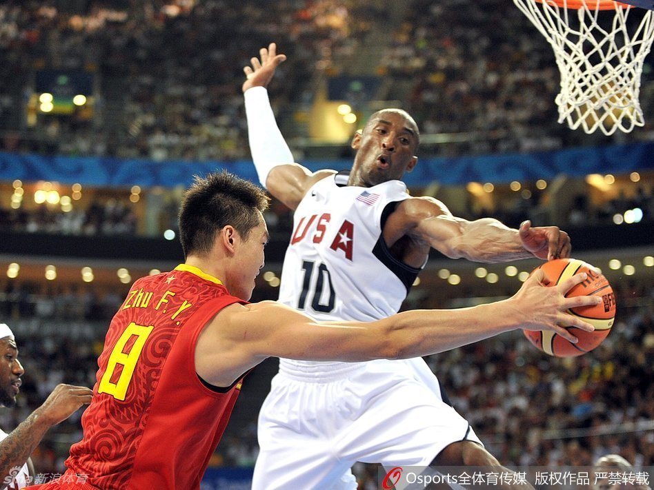 孙悦利用身高臂展优势死死贴住科比，眼神中毫无惧色，上演了一出中国后卫防守NBA顶级分位的经典好戏。