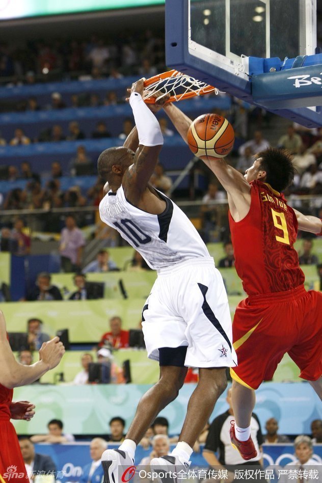 科比如直升机般腾空而起，隔着前来补防的孙悦完成一记惊天劈扣，霸气尽显，这一球也成为了奥运男篮历史上的经典画面。