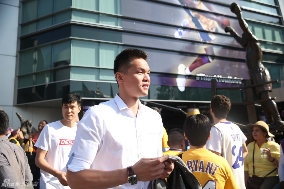 人来人往的斯台普斯中心通道里，王仕鹏低头沉浸在手机中的科比世界里，朱芳雨则跟在身后，两人即将走进那座无数球星战斗过的球馆。