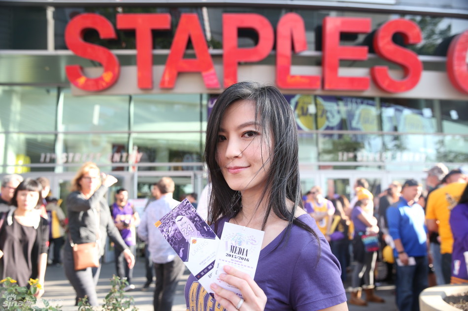 一位戴着科比球衣的小球迷正趴在留言墙上认真写下祝福，稚嫩的笔迹与周围密密麻麻的各国语言汇聚成一股温暖的致敬洪流。