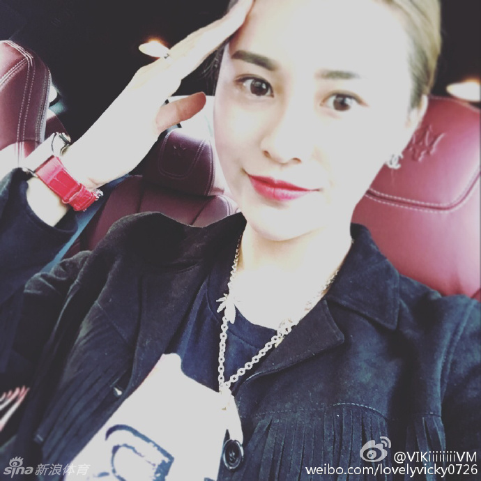 一双简约的情侣鞋紧紧靠在一起，如同他们相依的心，无声诉说着甜蜜的陪伴