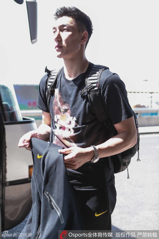 丁彦雨航凝视屏幕露出纯粹笑容，身旁睢冉神情专注，身后王汝恒等人亦全神贯注，青春的喜悦与对传奇的敬意溢于言表。