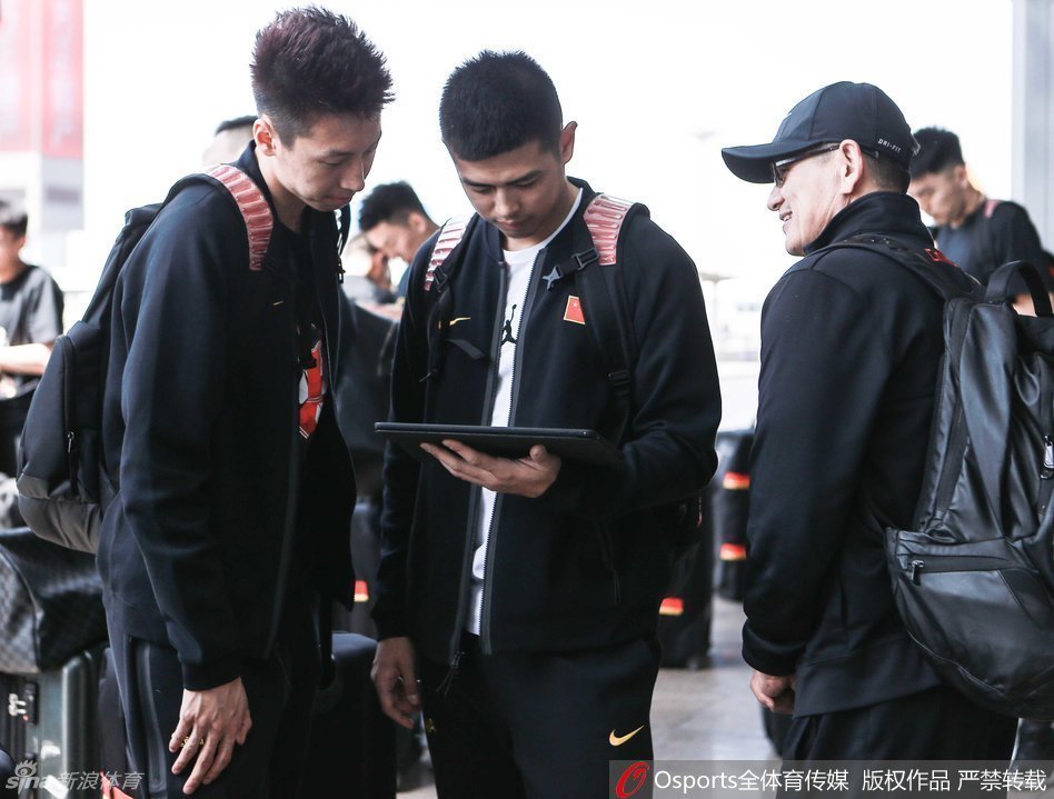 众人形态各异却同心聚焦，科比的最后一战将这群中国篮球的精英们紧密联系在一起，定格成一张充满温度的时代合影。