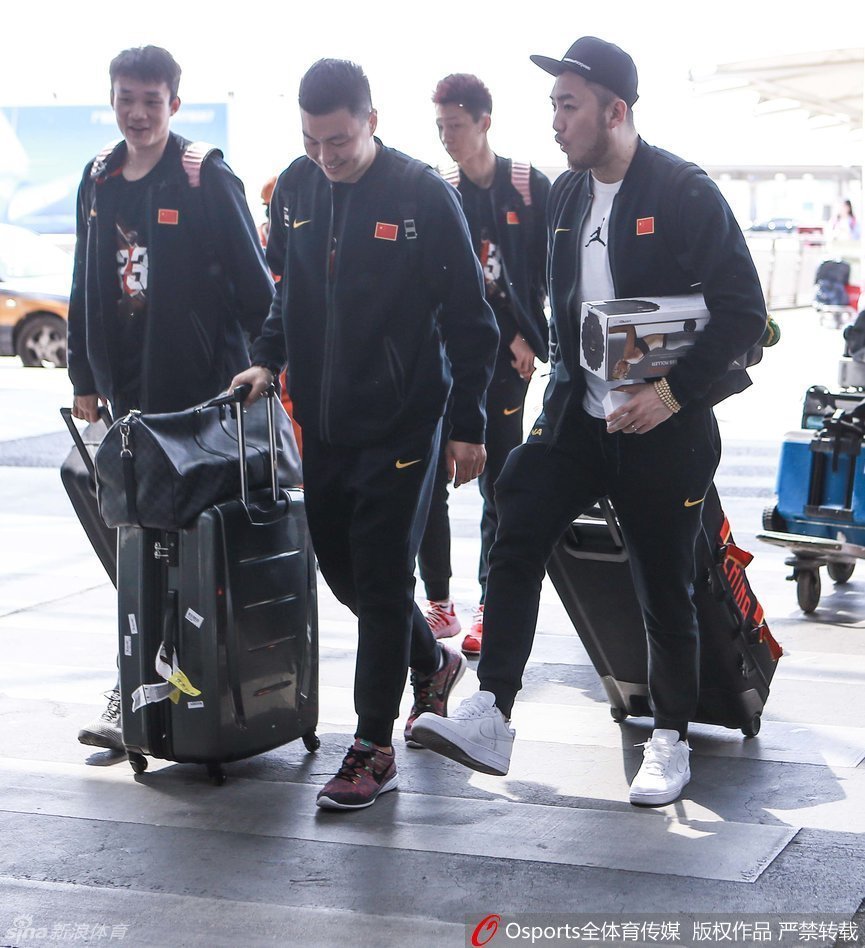 画面中可兰白克、李根与常林等人并肩而立，李根与常林似乎在热烈讨论着比赛中的精彩瞬间，神情投入而愉悦。