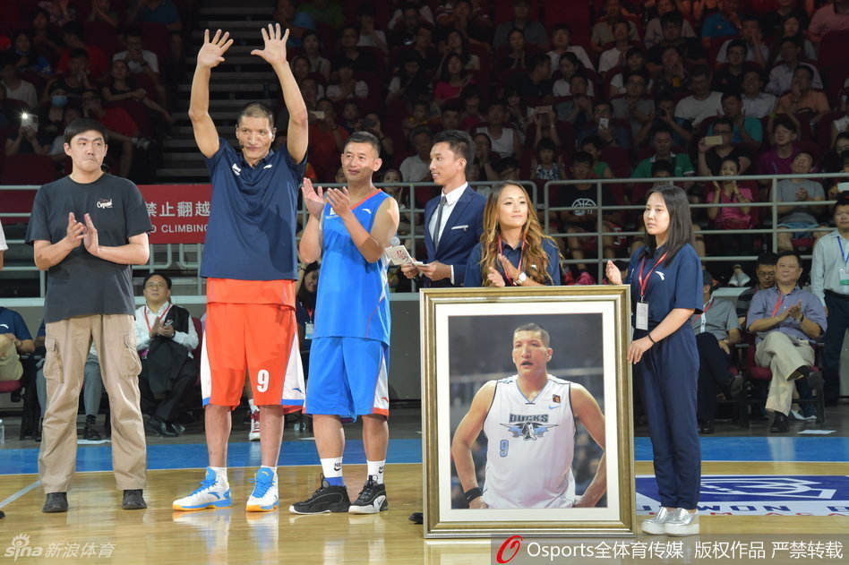 退役仪式上，巴特尔手持话筒动情致辞，说到动情处不禁掩面哽咽，身旁的家人与朋友眼含泪光，台下掌声雷动，向他致以最崇高的敬意。