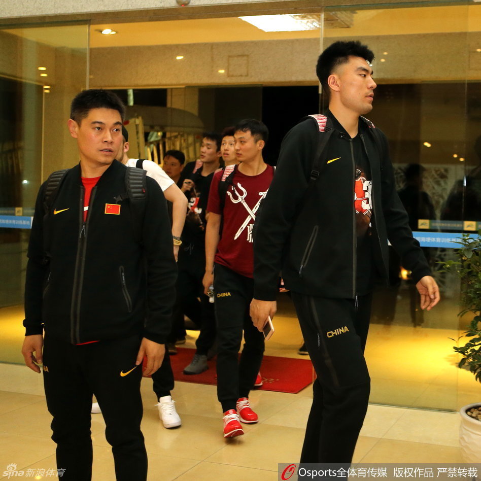 周鹏、李晓旭和睢冉三人一同抵达，作为球队防守端的重要力量，他们的到来让国家队的战术体系更加完整，三人目光坚毅，仿佛已对即将到来的艰苦训练做好了心理建设。
