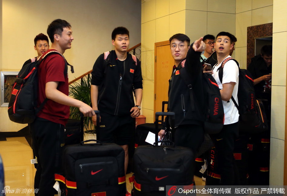 新任助理教练李楠与胡雪峰走在队伍最前列，神情专注地引领着身后这群即将接受高原考验的小伙子们，正式开启了里约奥运会的备战征程。
