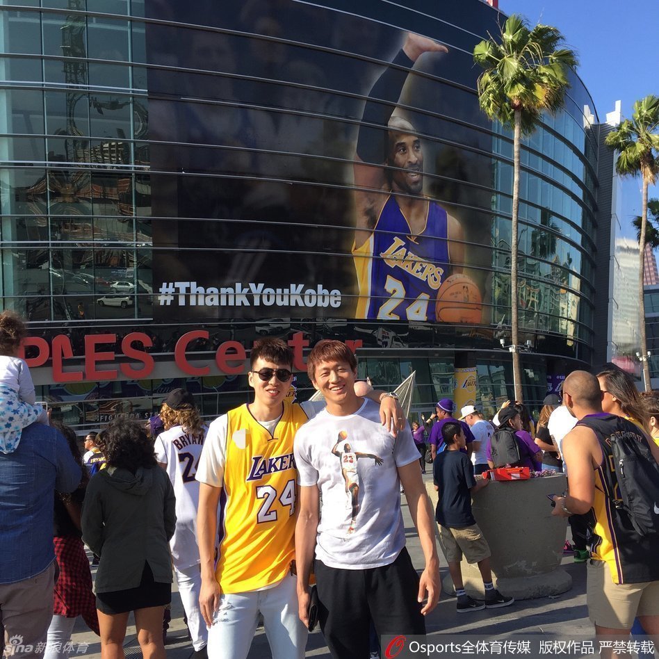 赛后，曾令旭与同样来到现场的好友在球场边合影留念。他们并肩而立，身后是渐渐散去的人群和尚未熄灭的球场灯光，这张合影定格了友谊，也定格了他们共同的青春记忆。