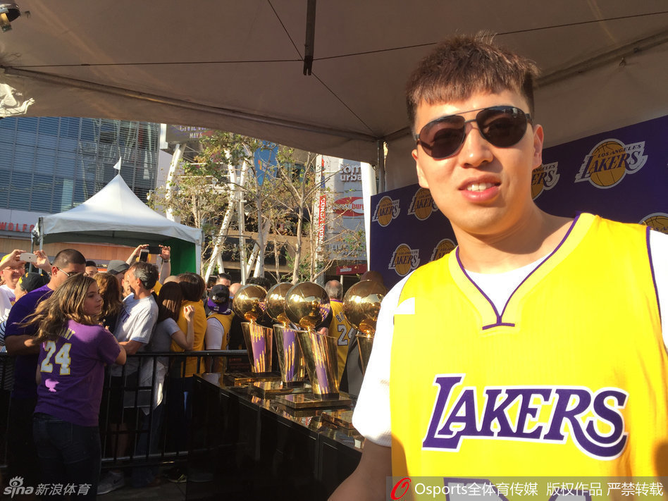 看台上的曾令旭终于按捺不住，对着镜头做出一个霸气的挥手姿势，身后的斯台普斯座无虚席，他的脸上写满了骄傲与兴奋，仿佛在向世界宣告：这一刻，我在现场！