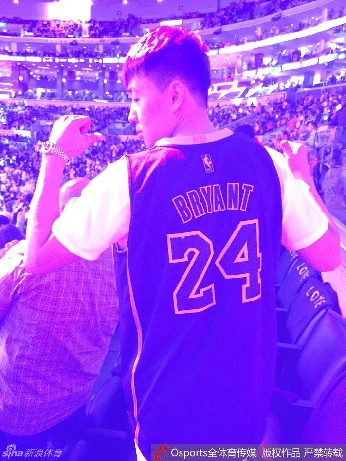 步入球馆内部，曾令旭难掩内心的激动，他俯身在现场的电子留言板上郑重签名，仿佛要把这份对中国球迷的承诺和对科比的敬意，永远定格在斯台普斯的记忆中。