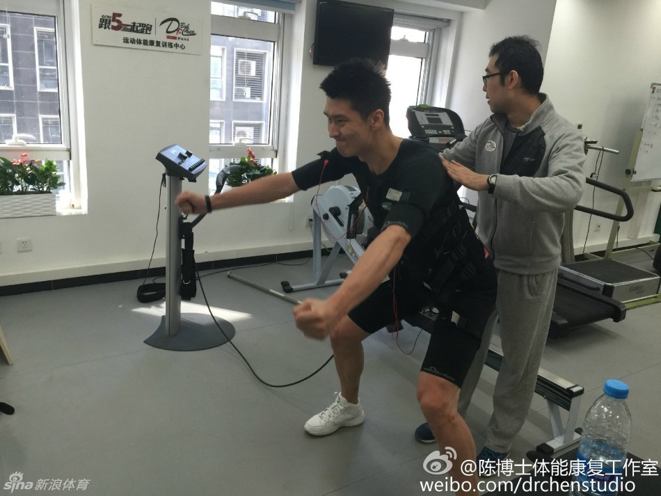 孙悦和苏伟在训练间隙凑在一起，盯着屏幕上的NBA直播，两人脸上露出了难得的轻松笑容，紧绷的神经在这一刻得到了短暂的舒缓。