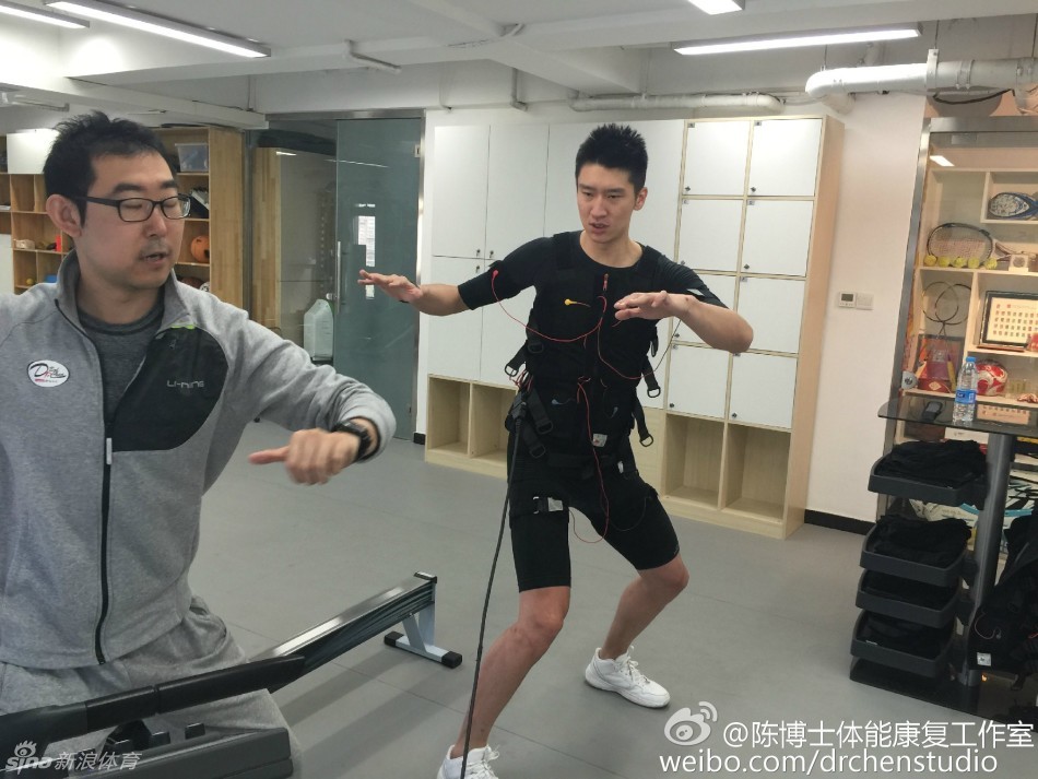 训练接近尾声，孙悦独自坐在训练台上，身上依然连接着仪器，他双手撑在身后，稍作休息，眼神中既有疲惫也透露着一股不服输的韧劲。