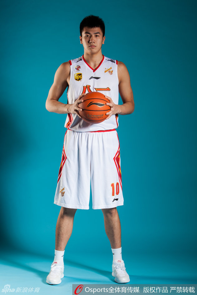 邹雨宸与周琦身穿红色国家队队服同框训练，两人认真倾听教练战术布置