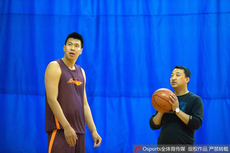 跑圈训练结束后，老将罗智正独自在场边进行深层的肌肉拉伸放松，他神情专注，用瑜伽带辅助缓解腿部肌肉的紧绷，体现了职业球员的自律。