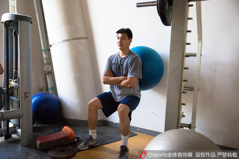 训练尾声，罗智在三分线内一步进行稳定的中距离跳投，他的姿势标准如教科书，篮球空心入网的声音清脆悦耳，显示出扎实的基本功。