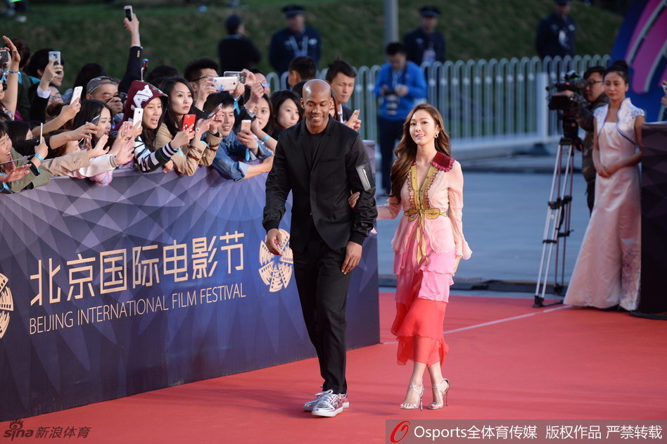 红毯边的北京球迷热情地伸出手，期待与心目中的英雄马布里击掌互动，老马也俯身伸手回应，这一刻体育馆外的铜像仿佛有了生命。