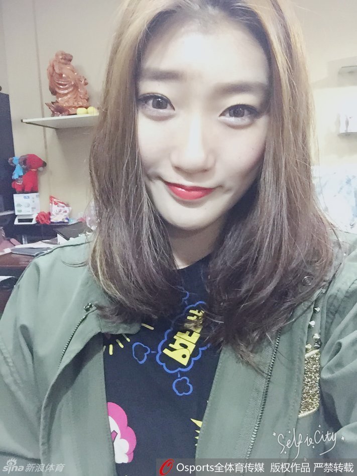 李梦在镜头前戴着可爱的框架眼镜，眼神温柔地看向一侧，卸下赛场的杀气，展现出邻家女孩般的清新气质。