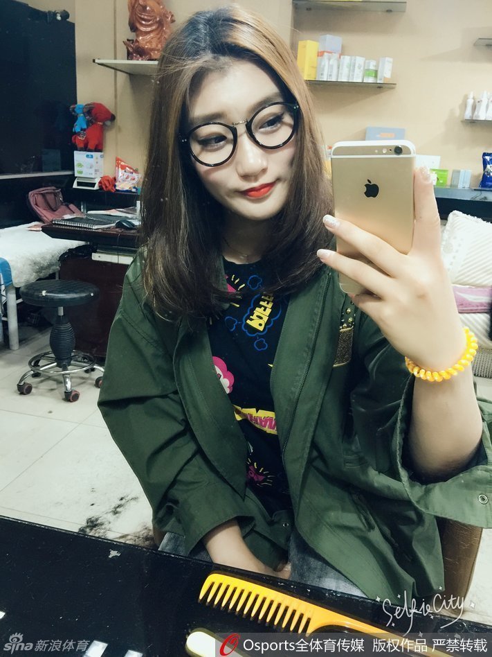 李梦身着一身黑色休闲装，面带甜美微笑，双手自然插兜，简约的穿搭也难掩她作为运动员的高挑与飒爽。