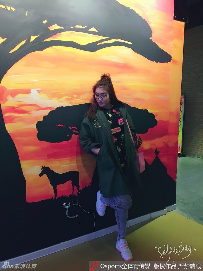 李梦单手托腮，露出温暖治愈的笑容，即便只是简单的日常自拍，也能感受到她阳光乐观的内心世界。