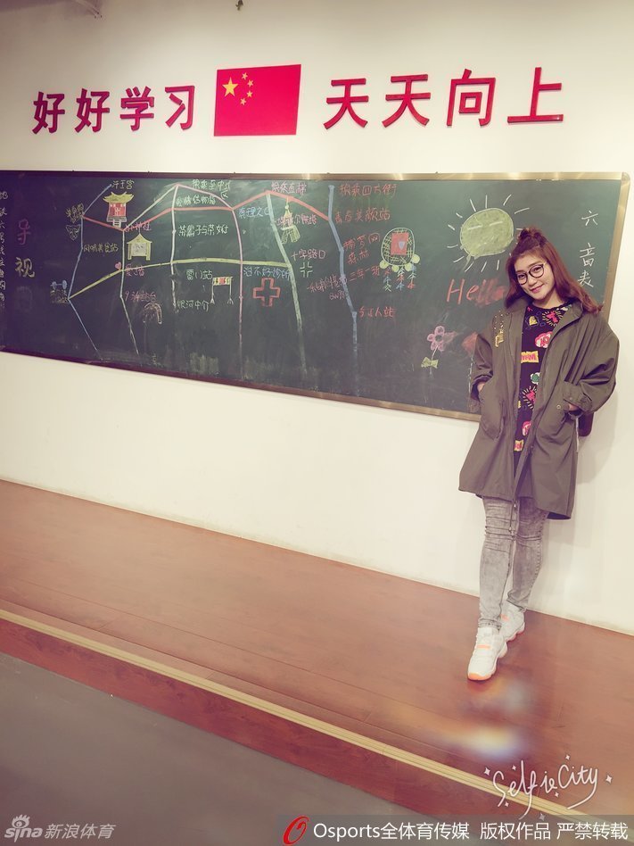 从另一个角度看李梦的自拍，她微微侧身，身后的背景虚化，凸显出精致的五官和那份独有的自信与淡然。